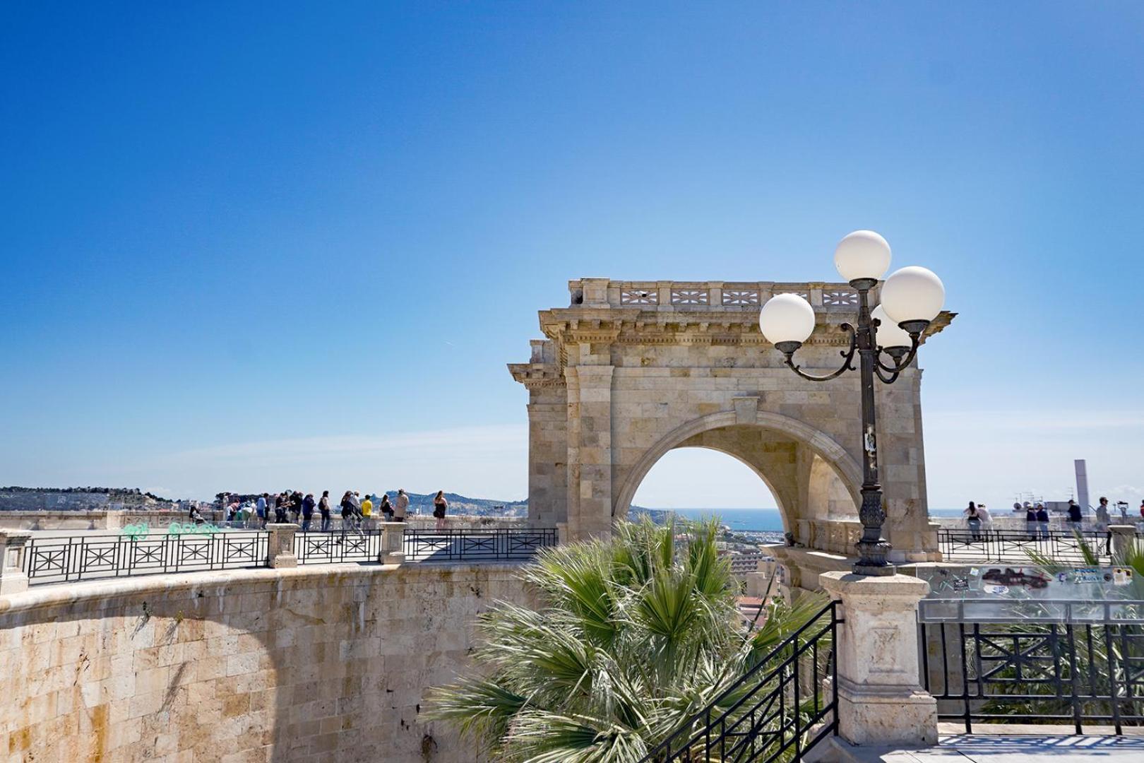 Casa Storica Di Charme Con Vista Mare Nel Cuore Di 卡利亚里 外观 照片